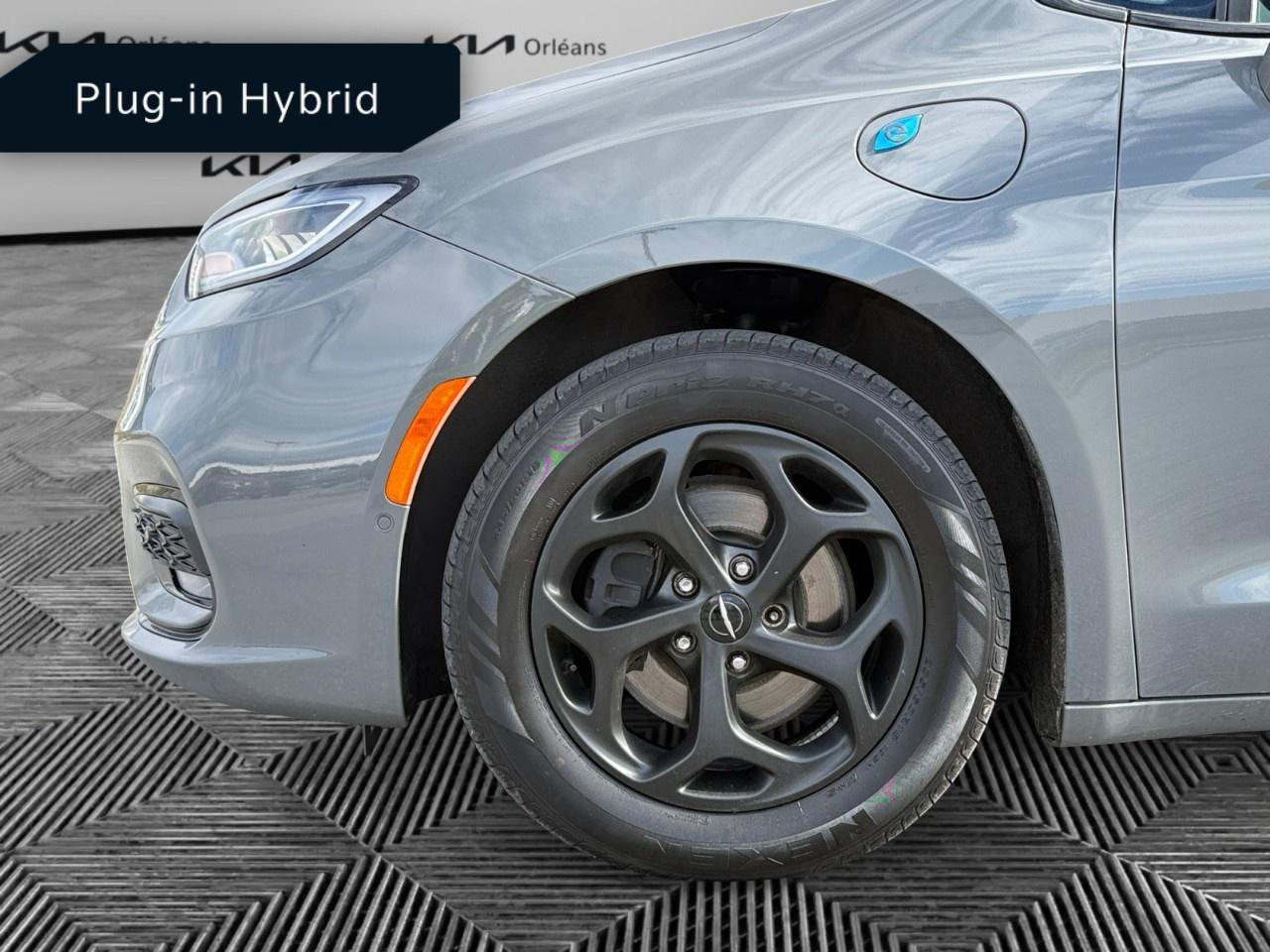 2022 Chrysler Pacifica Hybrid Limited 2WD Photo