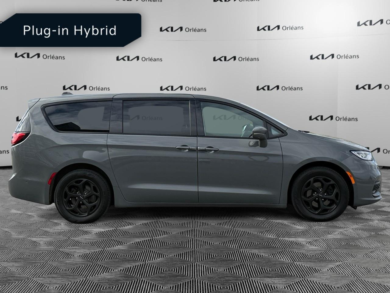 2022 Chrysler Pacifica Hybrid Limited 2WD Photo