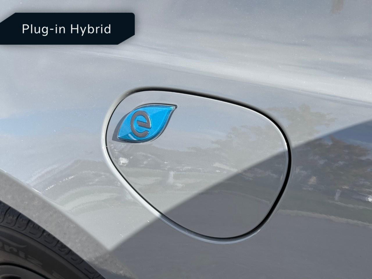 2022 Chrysler Pacifica Hybrid Limited 2WD Photo