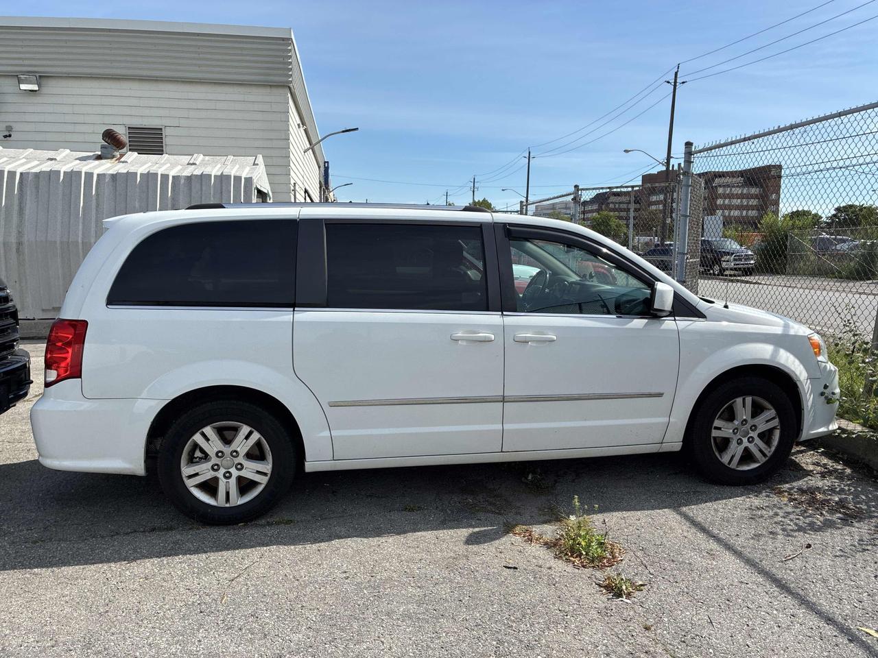 2016 Dodge Grand Caravan Crew Photo2