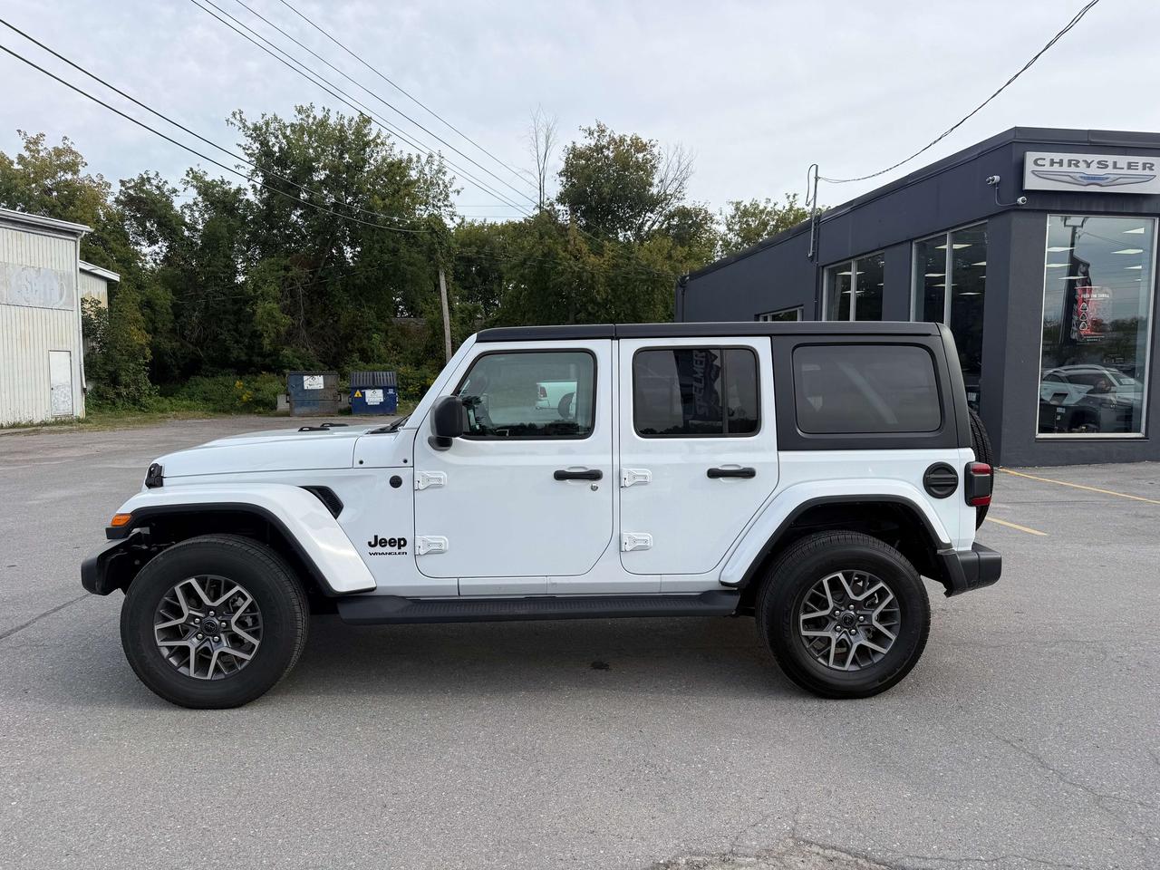 2026 Jeep Wrangler Sahara 4 Door 4X4 - Mckinley Leather! Photo5