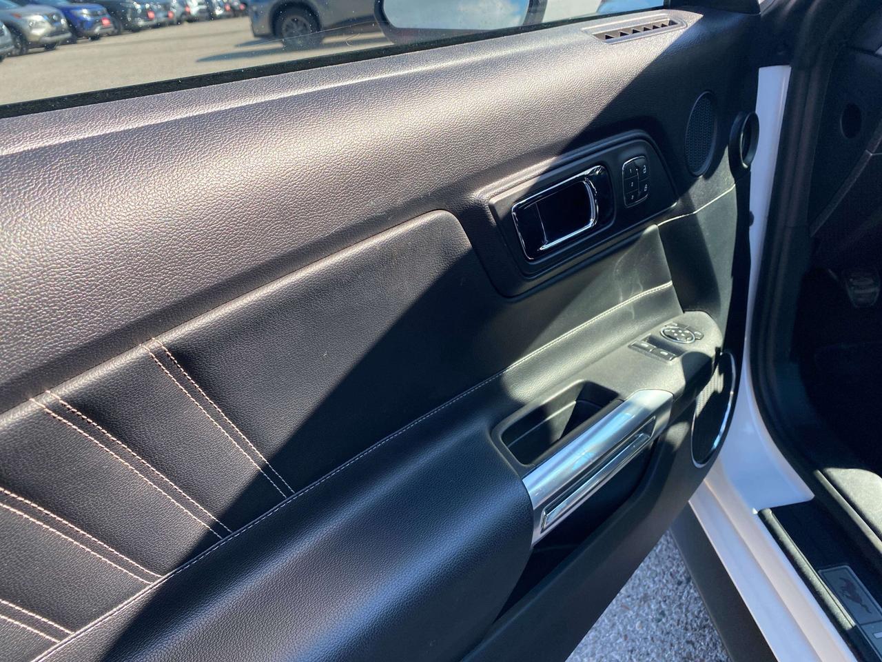 2017 Ford Mustang GT, 6 SPEED MANUAL, 5L, HEATED/ COOLED LEATHER! - Photo #9