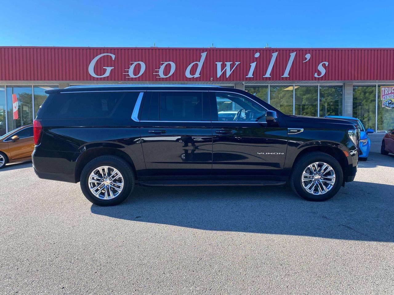 2024 GMC Yukon SLE, CLEAN CARFAX, DIESEL, 8 PASS, REMOTE START! - Photo #1