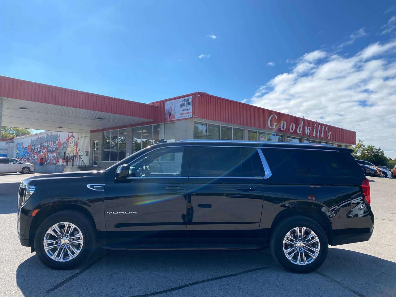 2024 GMC Yukon SLE, CLEAN CARFAX, DIESEL, 8 PASS, REMOTE START! - Photo #5