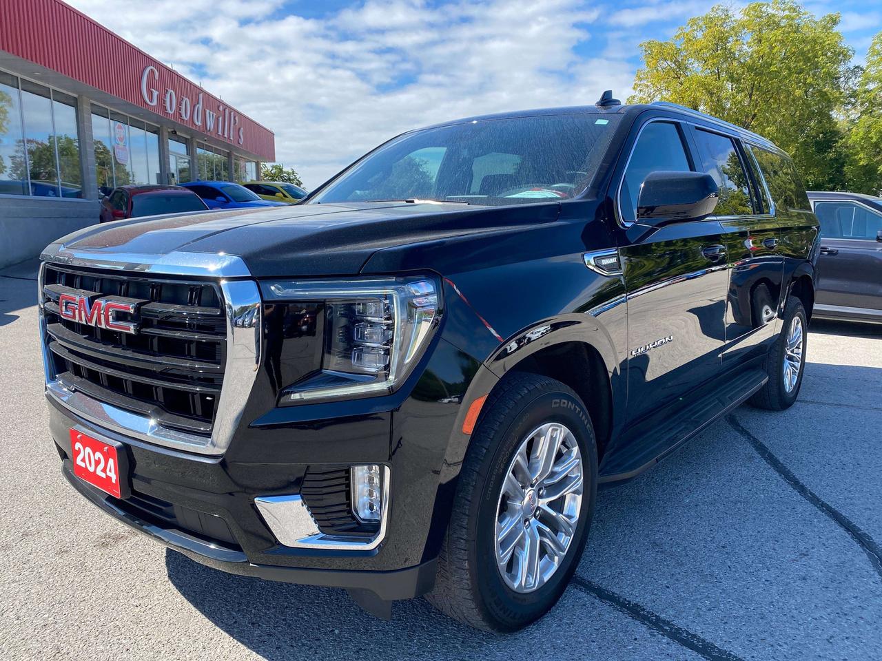 2024 GMC Yukon SLE, CLEAN CARFAX, DIESEL, 8 PASS, REMOTE START! Photo