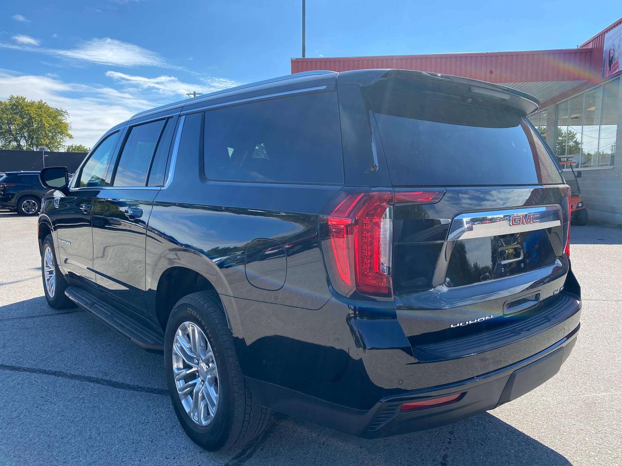 2024 GMC Yukon SLE, CLEAN CARFAX, DIESEL, 8 PASS, REMOTE START! Photo