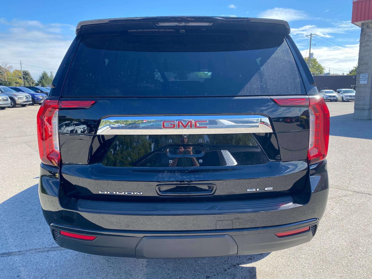 2024 GMC Yukon SLE, CLEAN CARFAX, DIESEL, 8 PASS, REMOTE START! Photo