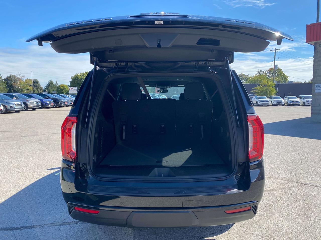 2024 GMC Yukon SLE, CLEAN CARFAX, DIESEL, 8 PASS, REMOTE START! Photo