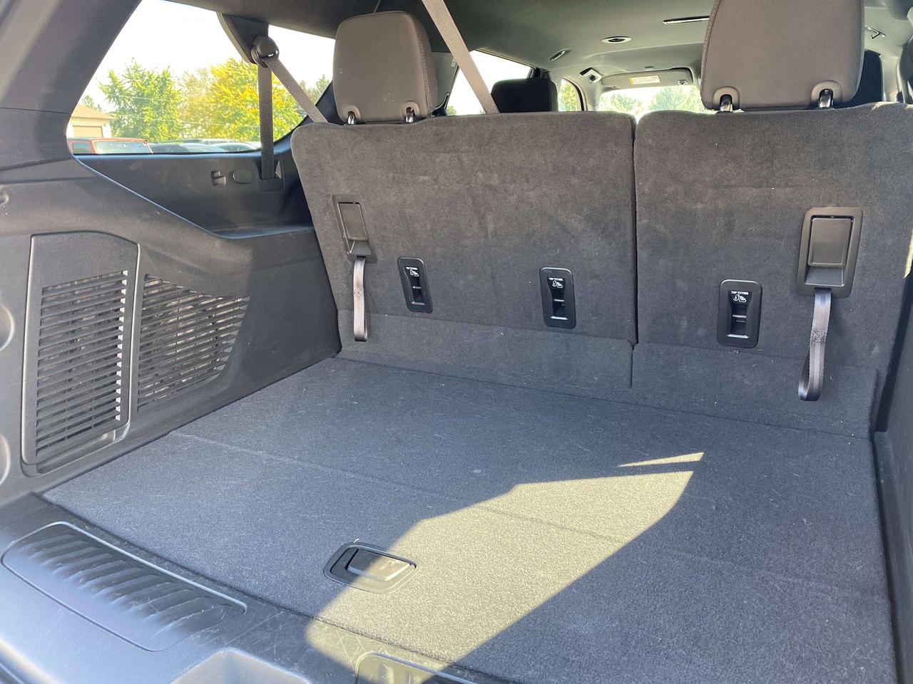 2024 GMC Yukon SLE, CLEAN CARFAX, DIESEL, 8 PASS, REMOTE START! Photo