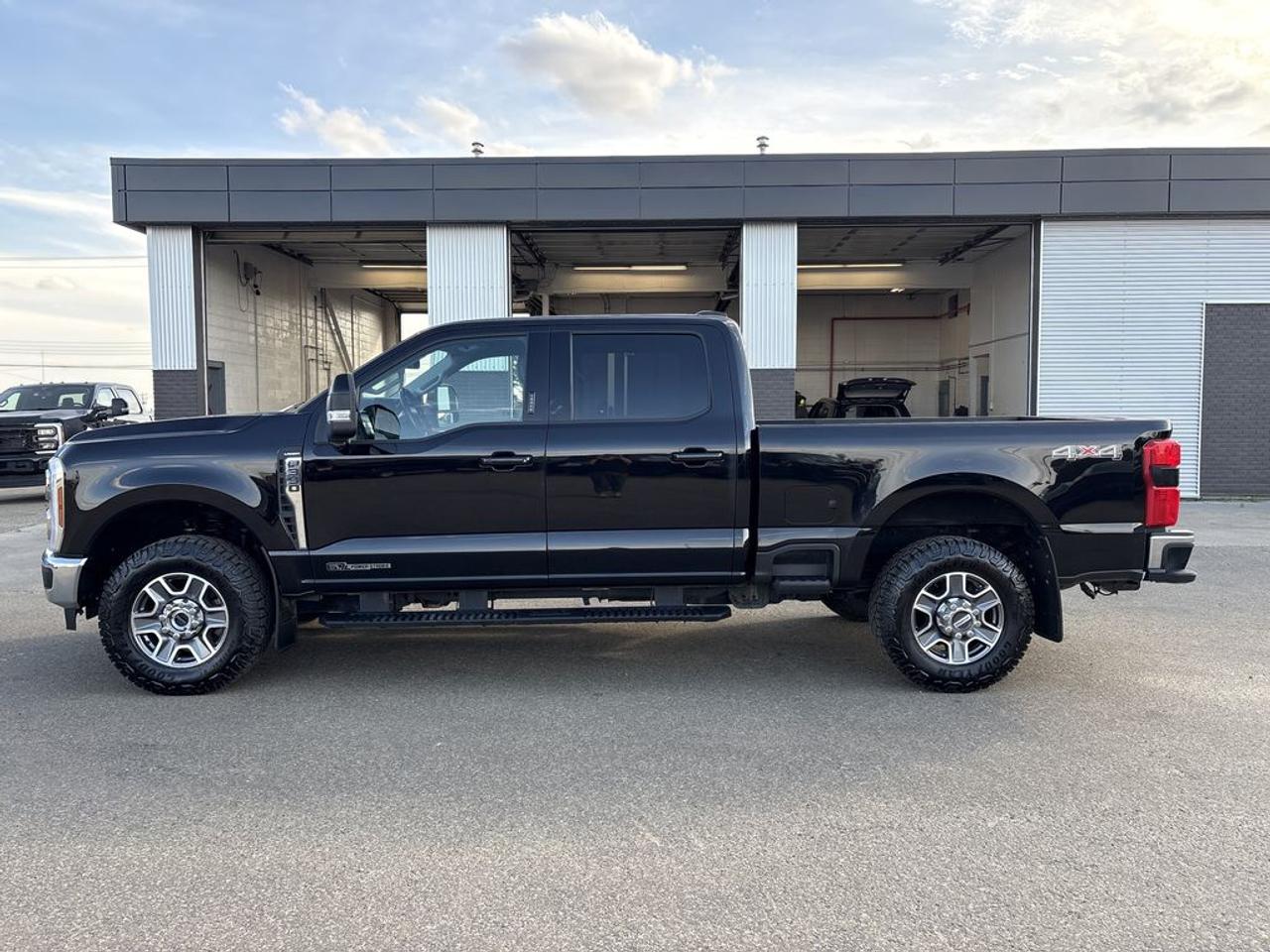 2024 Ford F-350 Super Duty SRW Lariat Photo3
