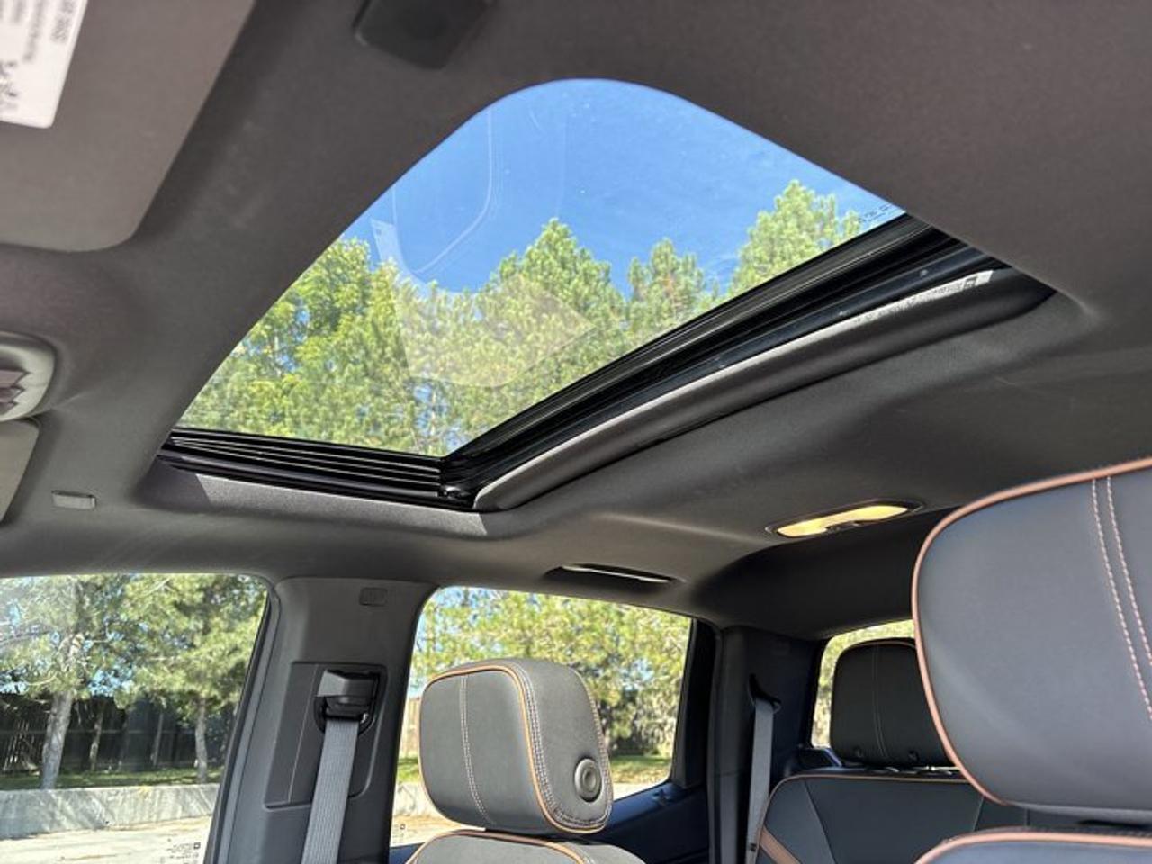 2024 GMC Canyon AT4 Crew Cab 5' Box 4WD | No Accidents | Sunroof Photo