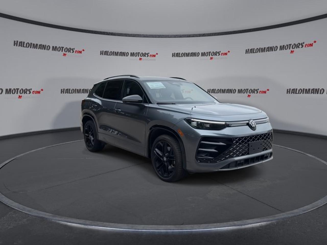 2026 Volkswagen Tiguan Comfortline R-Line Black Edition 4WD | No Accidents Photo5