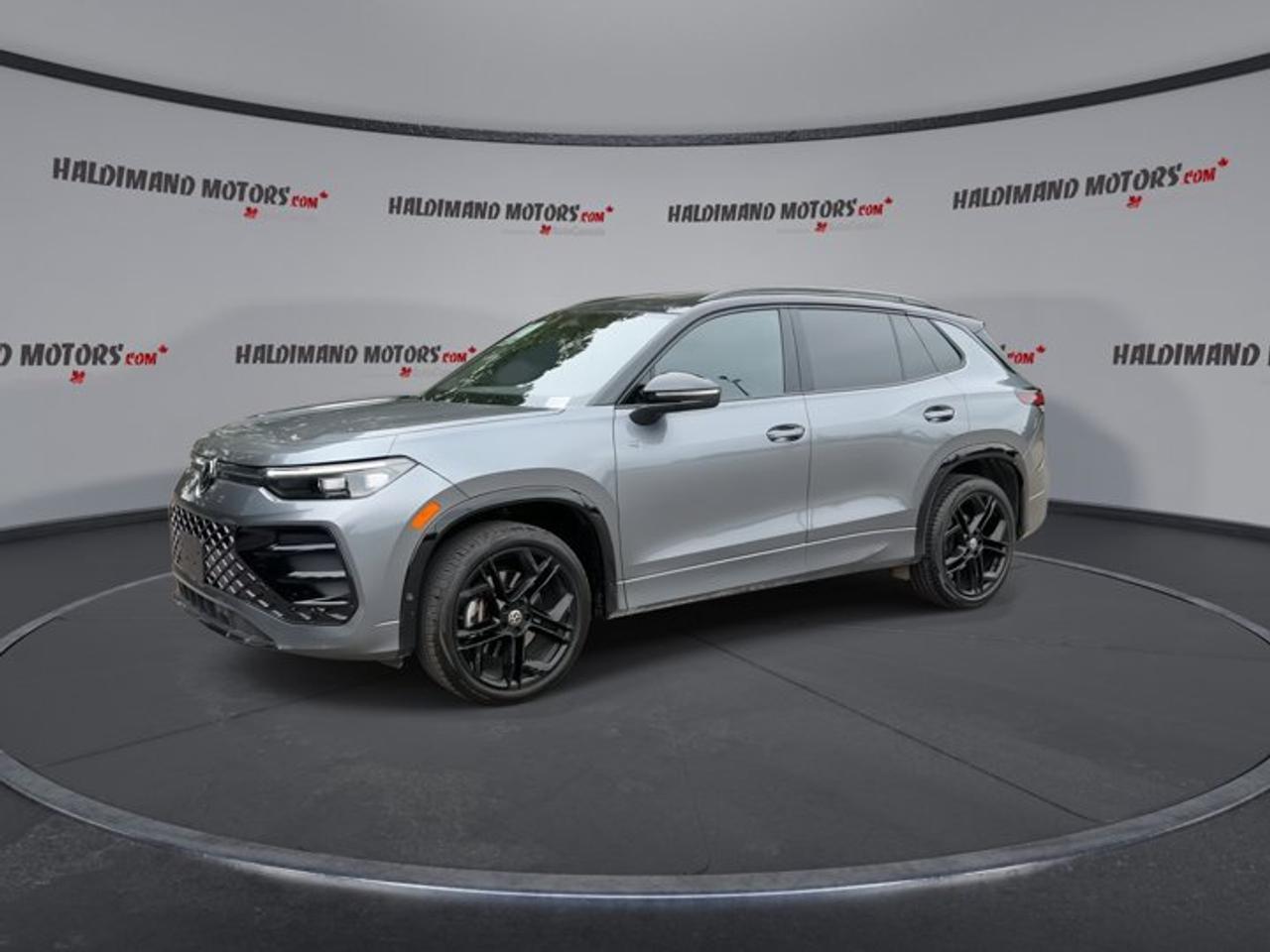 2026 Volkswagen Tiguan Comfortline R-Line Black Edition 4WD | No Accidents Photo