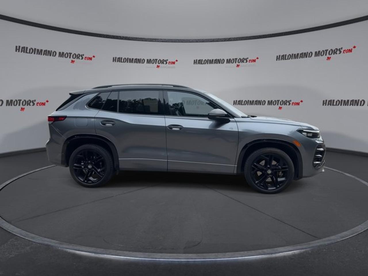 2026 Volkswagen Tiguan Comfortline R-Line Black Edition 4WD | No Accidents Photo