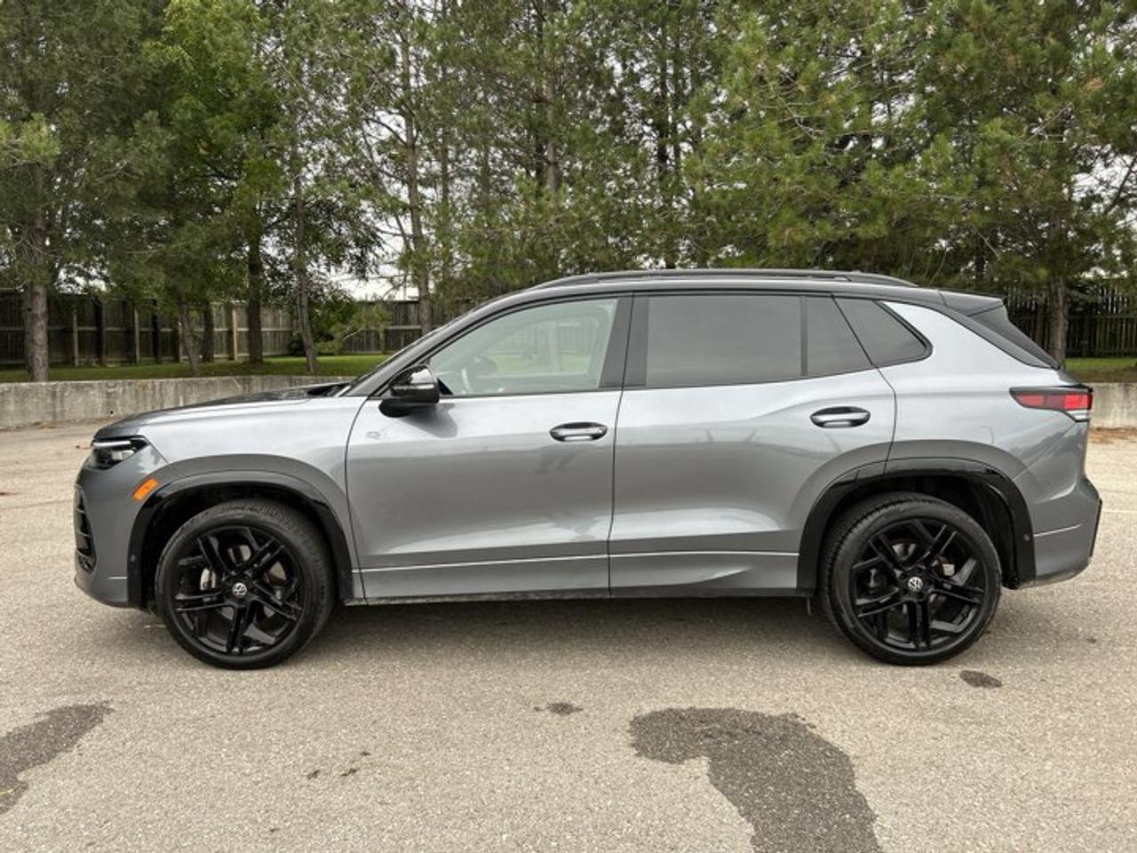 2026 Volkswagen Tiguan Comfortline R-Line Black Edition 4WD | No Accidents Photo