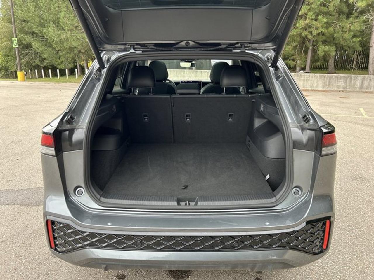 2026 Volkswagen Tiguan Comfortline R-Line Black Edition 4WD | No Accidents Photo