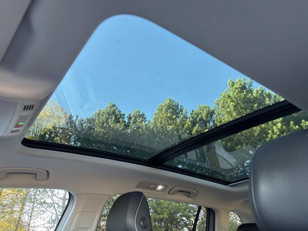 2022 Volkswagen Tiguan Comfortline 4WD | No Accidents | Pano. Sunroof Photo
