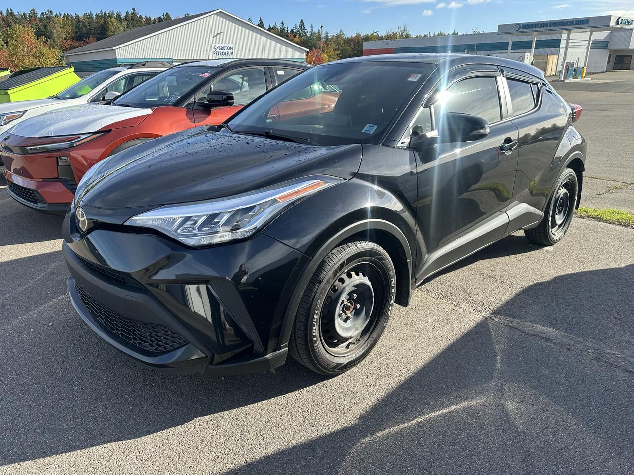 2022 Toyota C-HR LE Photo0