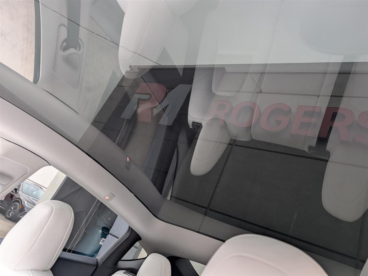 2022 Tesla Model Y LONG RANGE AWD - WHITE INTERIOR - DUAL MOTOR Photo