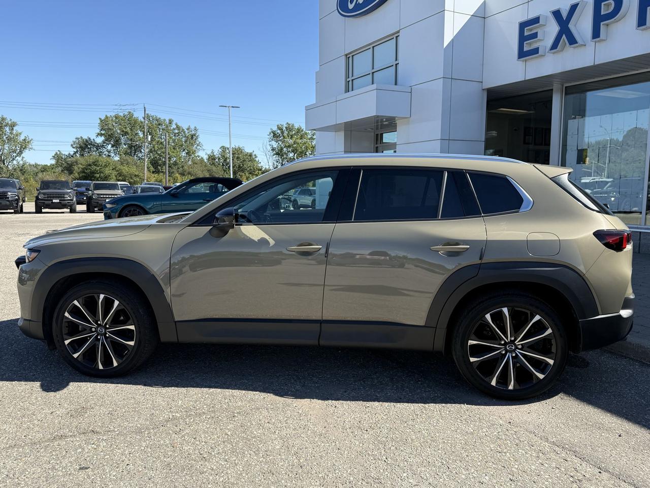 2023 Mazda CX-50 GT! LIKE NEW! WELL MAINTAINED, LOCAL, LOADED! Photo4