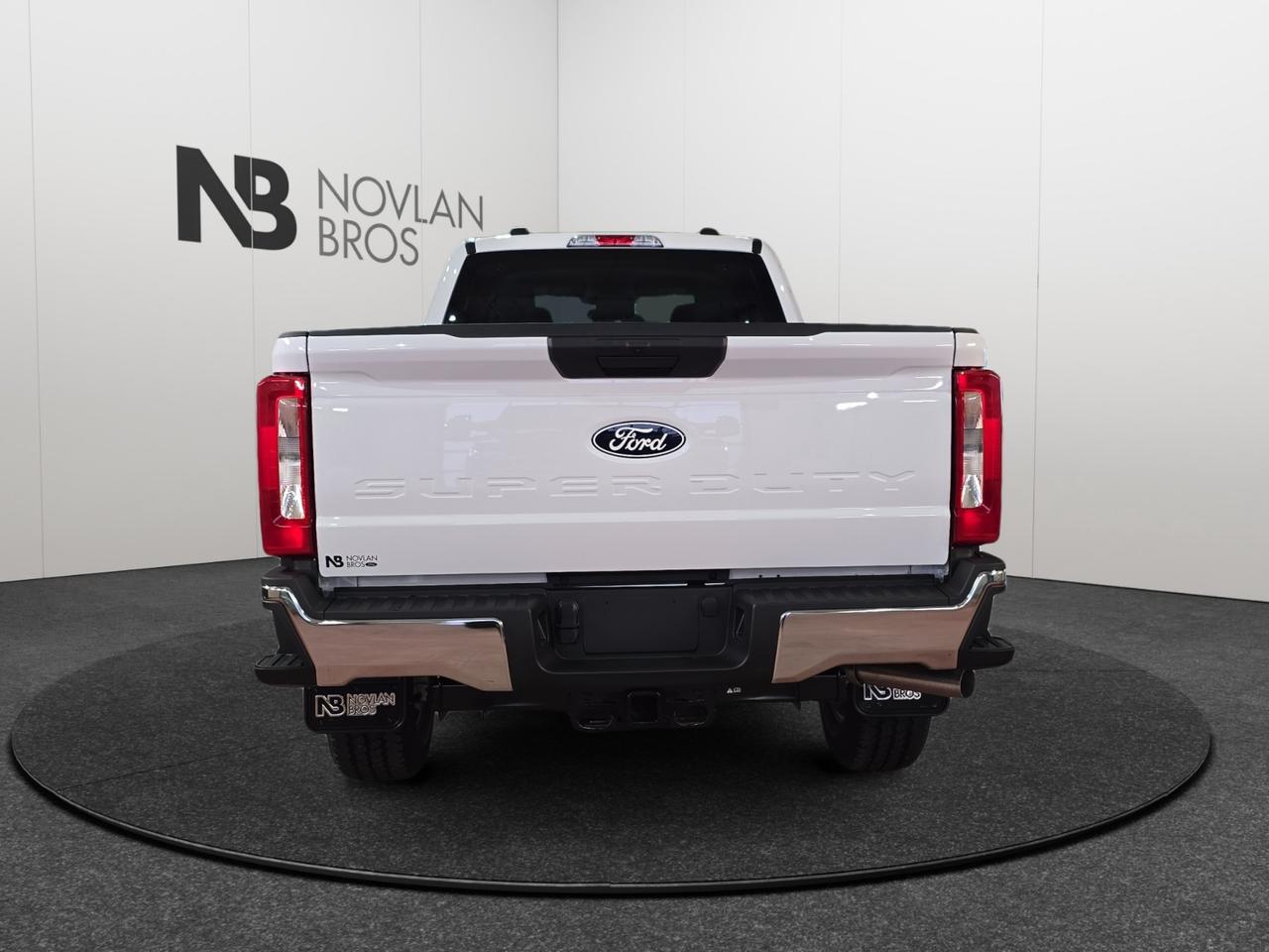 2027 Ford F-350 Super Duty SRW XLT Photo3