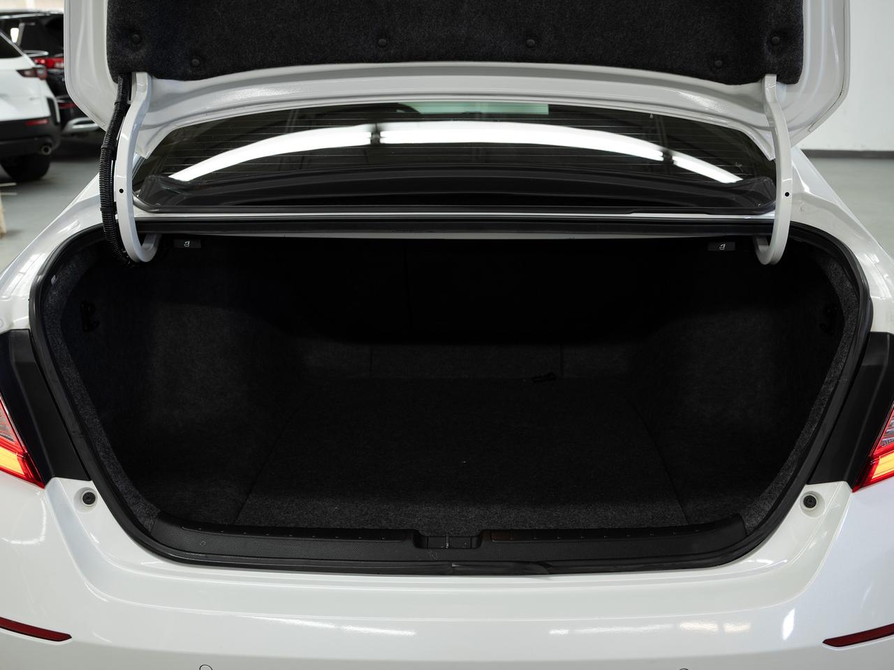 2020 Honda Accord TOURING | Nav | Leather | Sunroof | BSM | CarPlay Photo