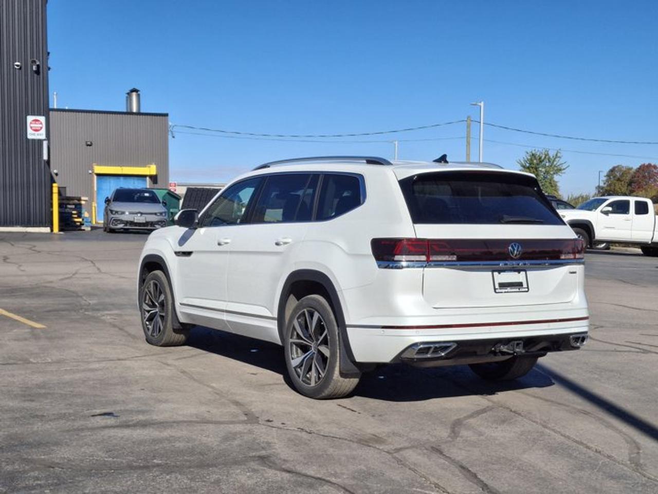 2024 Volkswagen Atlas Execline R-Line AWD | Leather | Sunroof | Nav | HUD | 360 Camera | Adaptive Cruise | and More ! Photo2