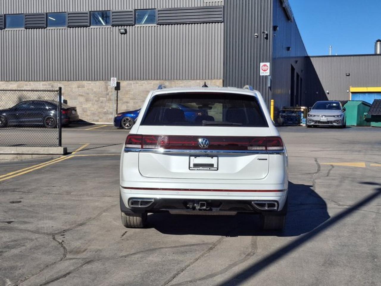 2024 Volkswagen Atlas Execline R-Line AWD | Leather | Sunroof | Nav | HUD | 360 Camera | Adaptive Cruise | and More ! Photo