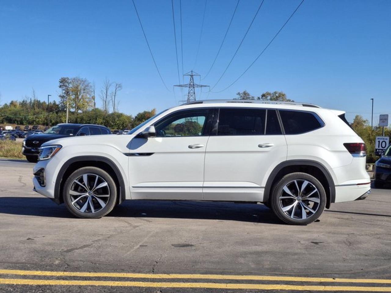 2024 Volkswagen Atlas Execline R-Line AWD | Leather | Sunroof | Nav | HUD | 360 Camera | Adaptive Cruise | and More ! Photo5