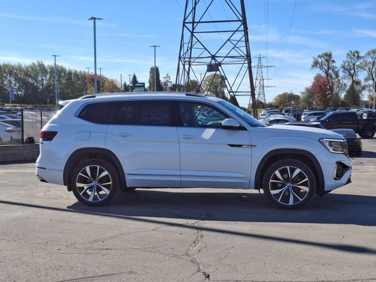2024 Volkswagen Atlas Execline R-Line AWD | Leather | Sunroof | Nav | HUD | 360 Camera | Adaptive Cruise | and More ! Photo