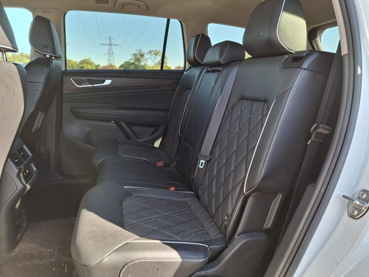 2024 Volkswagen Atlas Execline R-Line AWD | Leather | Sunroof | Nav | HUD | 360 Camera | Adaptive Cruise | and More ! Photo