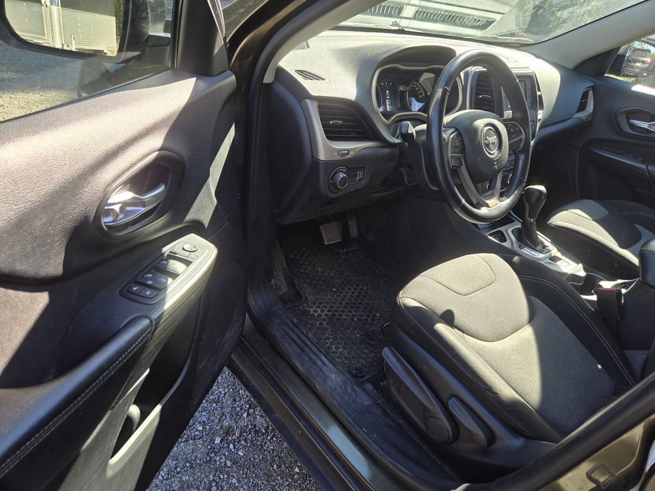 2016 Jeep Cherokee Sport Photo