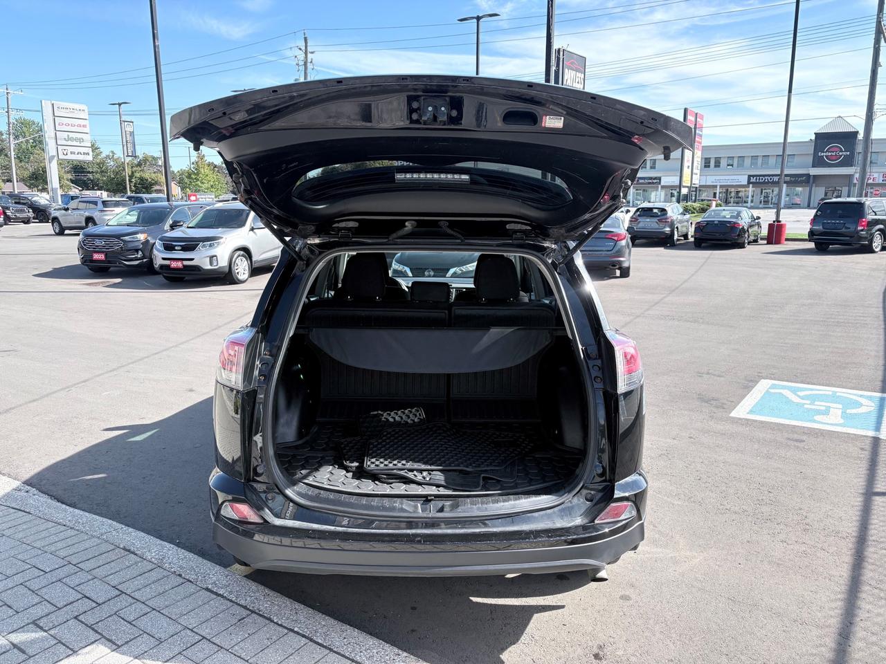2018 Toyota RAV4 LE Photo4
