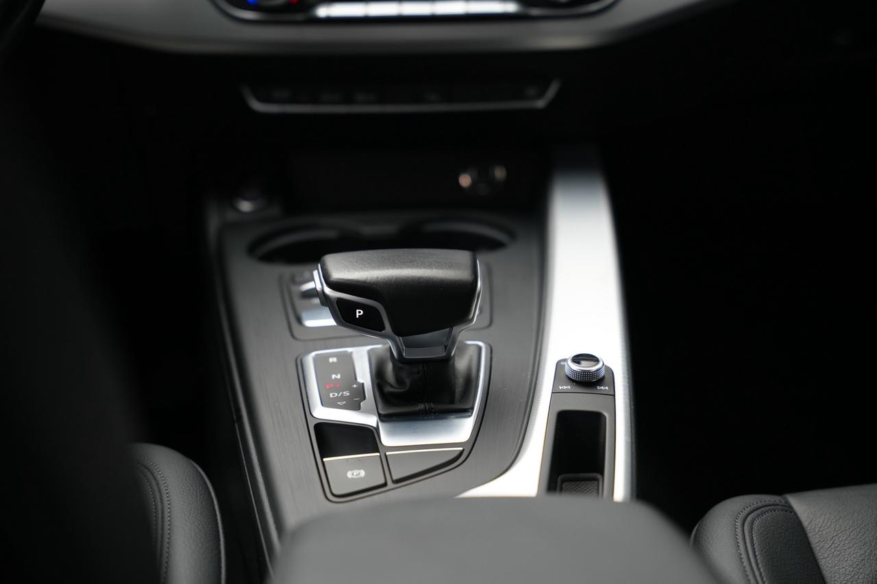 2017 Audi A4 2.0T Progressiv quattro Sedan Photo