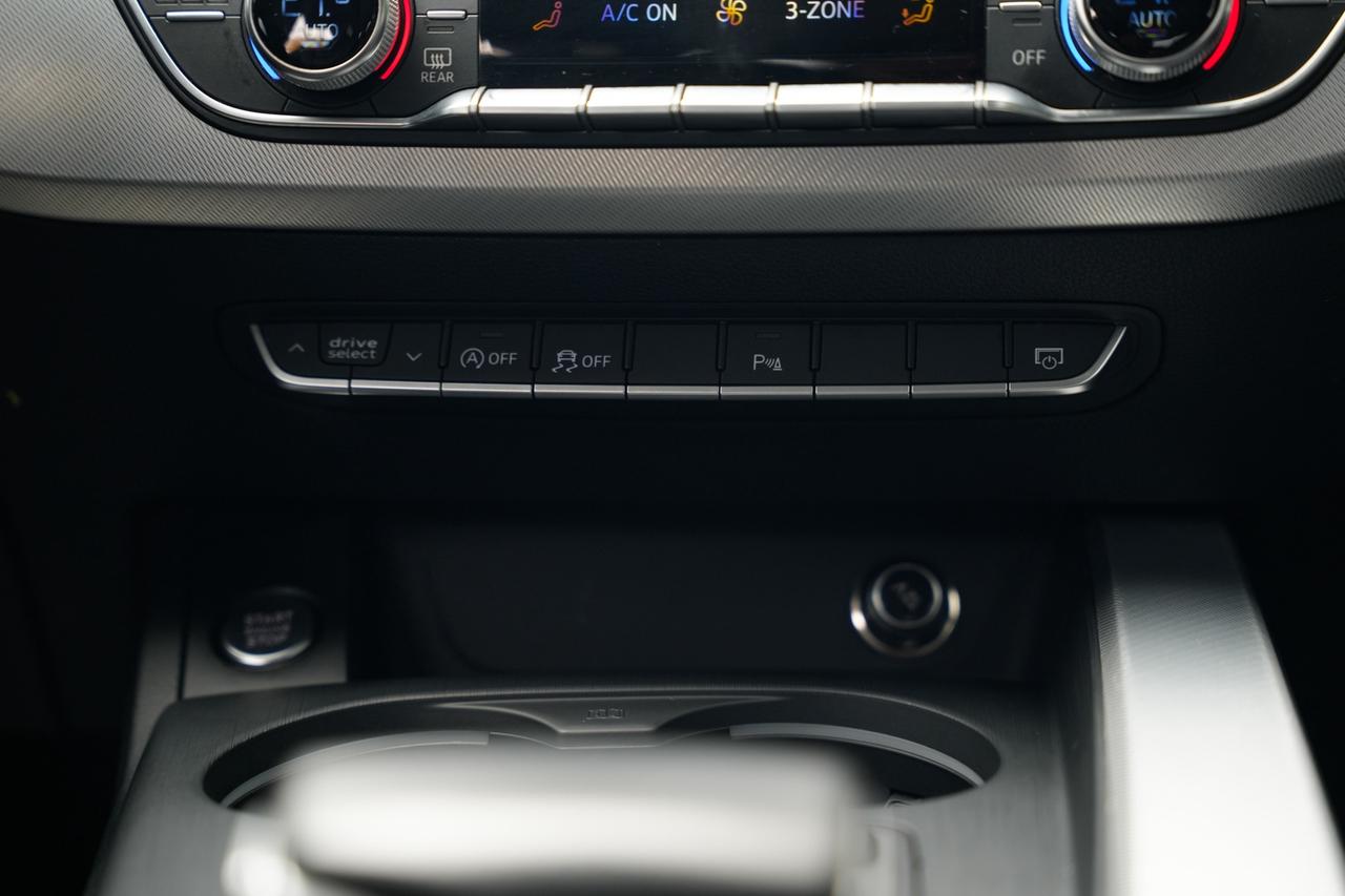 2017 Audi A4 2.0T Progressiv quattro Sedan Photo