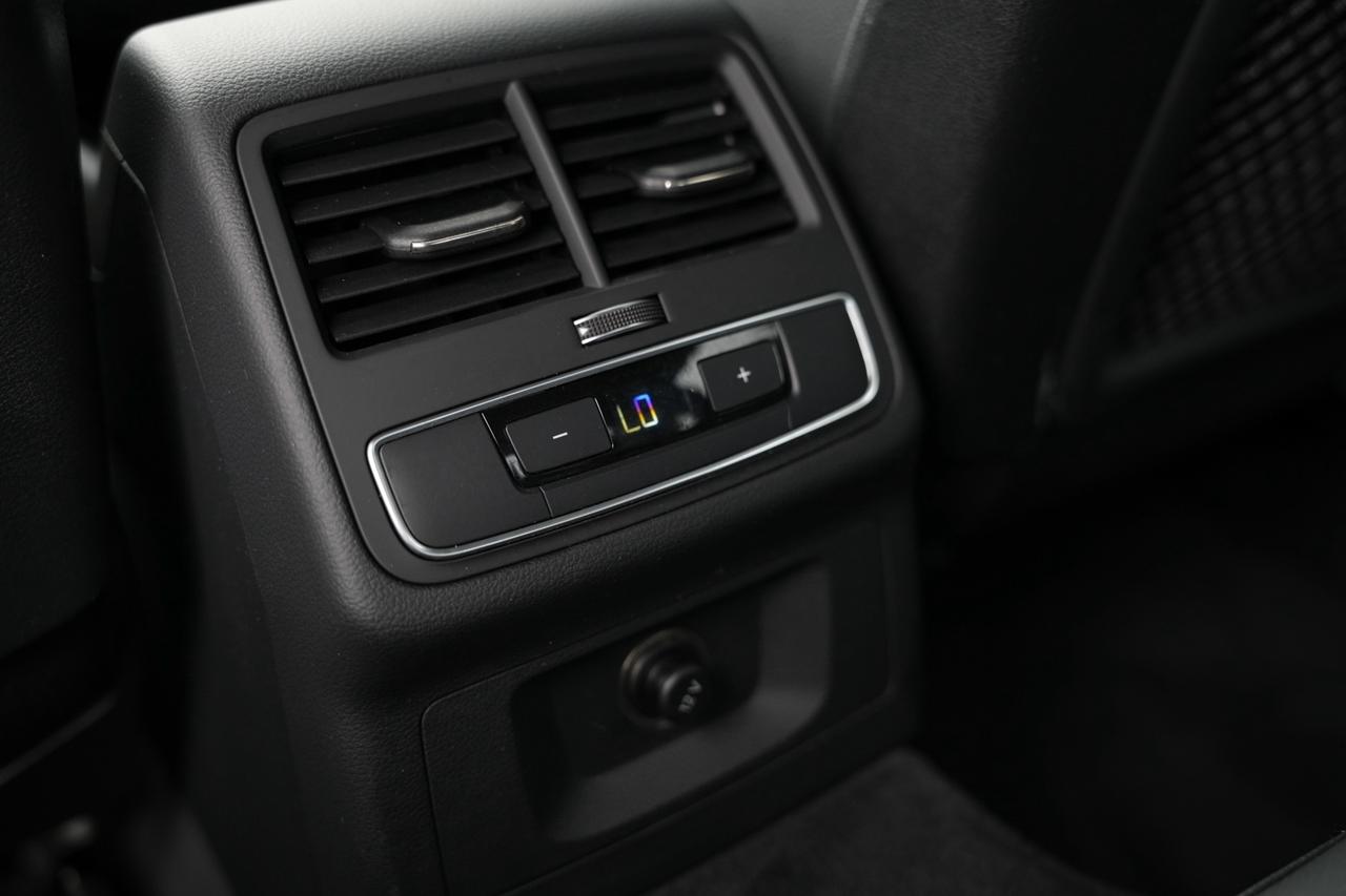 2017 Audi A4 2.0T Progressiv quattro Sedan Photo
