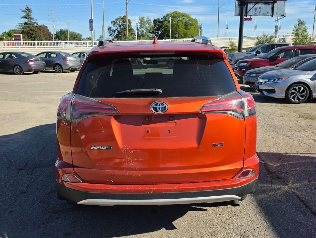 2016 Toyota RAV4 XLE / SUNROOF / BLINDSPOT / HTD SEATS / PWR SEAT Photo2