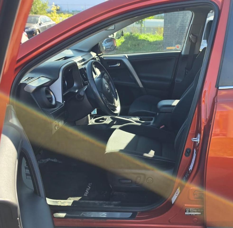 2016 Toyota RAV4 XLE / SUNROOF / BLINDSPOT / HTD SEATS / PWR SEAT Photo3