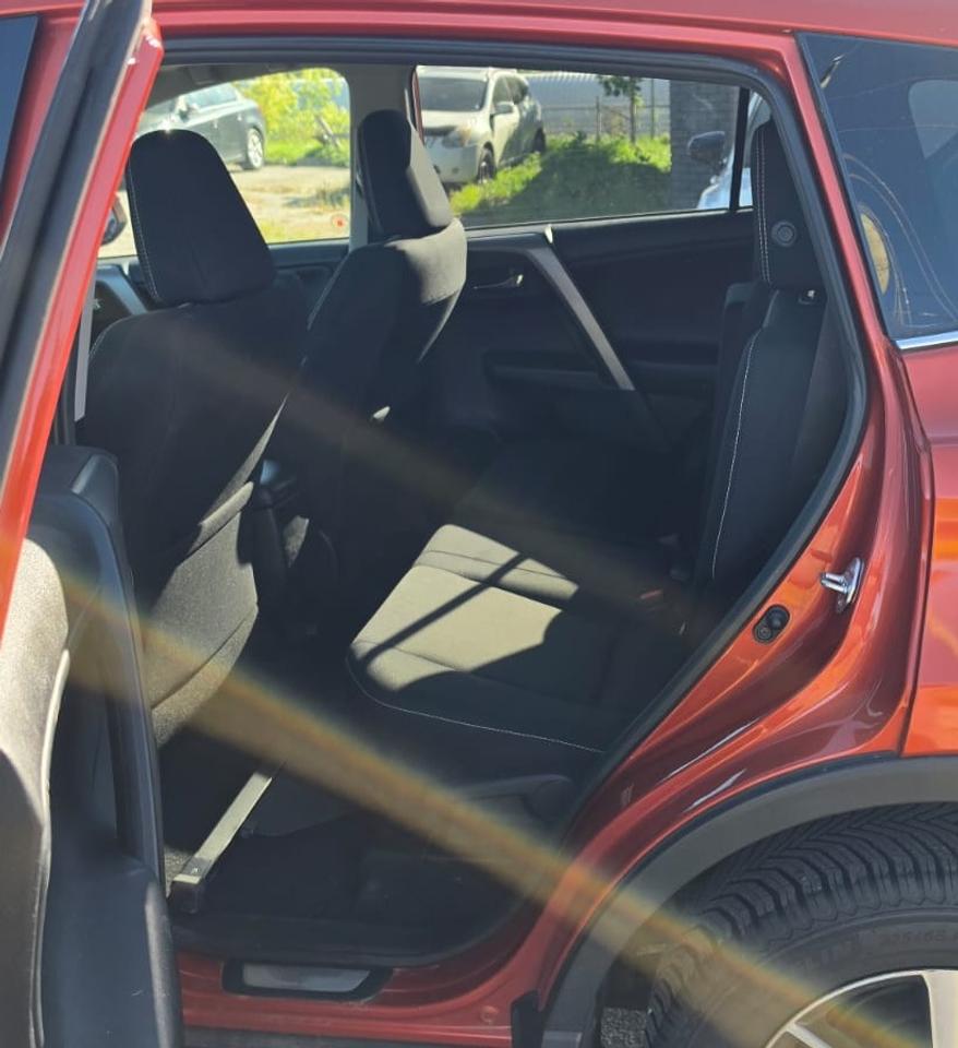 2016 Toyota RAV4 XLE / SUNROOF / BLINDSPOT / HTD SEATS / PWR SEAT Photo4
