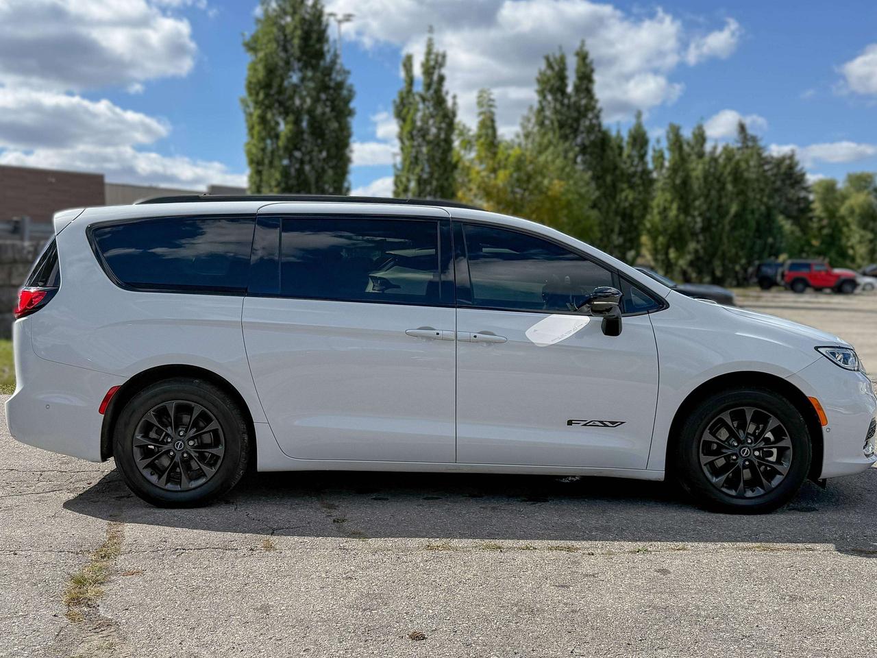 2025 Chrysler Pacifica Select | NAVIGATION | BACKUP CAMERA | REMOTE START Photo