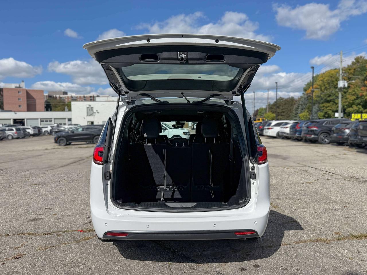 2025 Chrysler Pacifica Select | NAVIGATION | BACKUP CAMERA | REMOTE START Photo