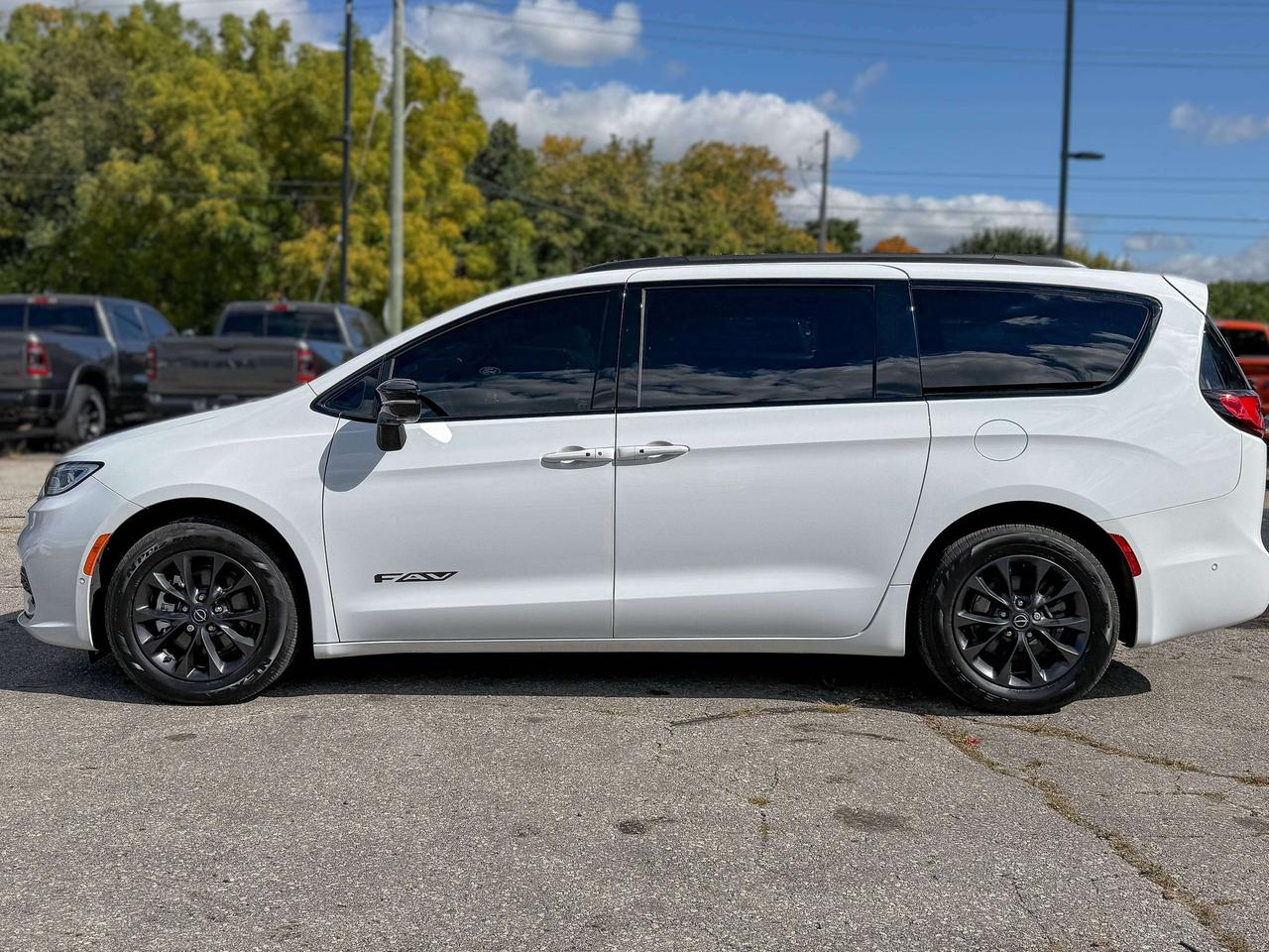 2025 Chrysler Pacifica Select | NAVIGATION | BACKUP CAMERA | REMOTE START Photo