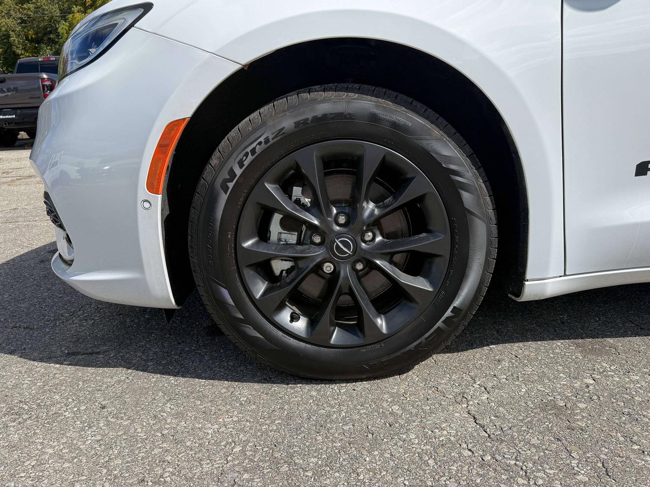 2025 Chrysler Pacifica Select | NAVIGATION | BACKUP CAMERA | REMOTE START Photo