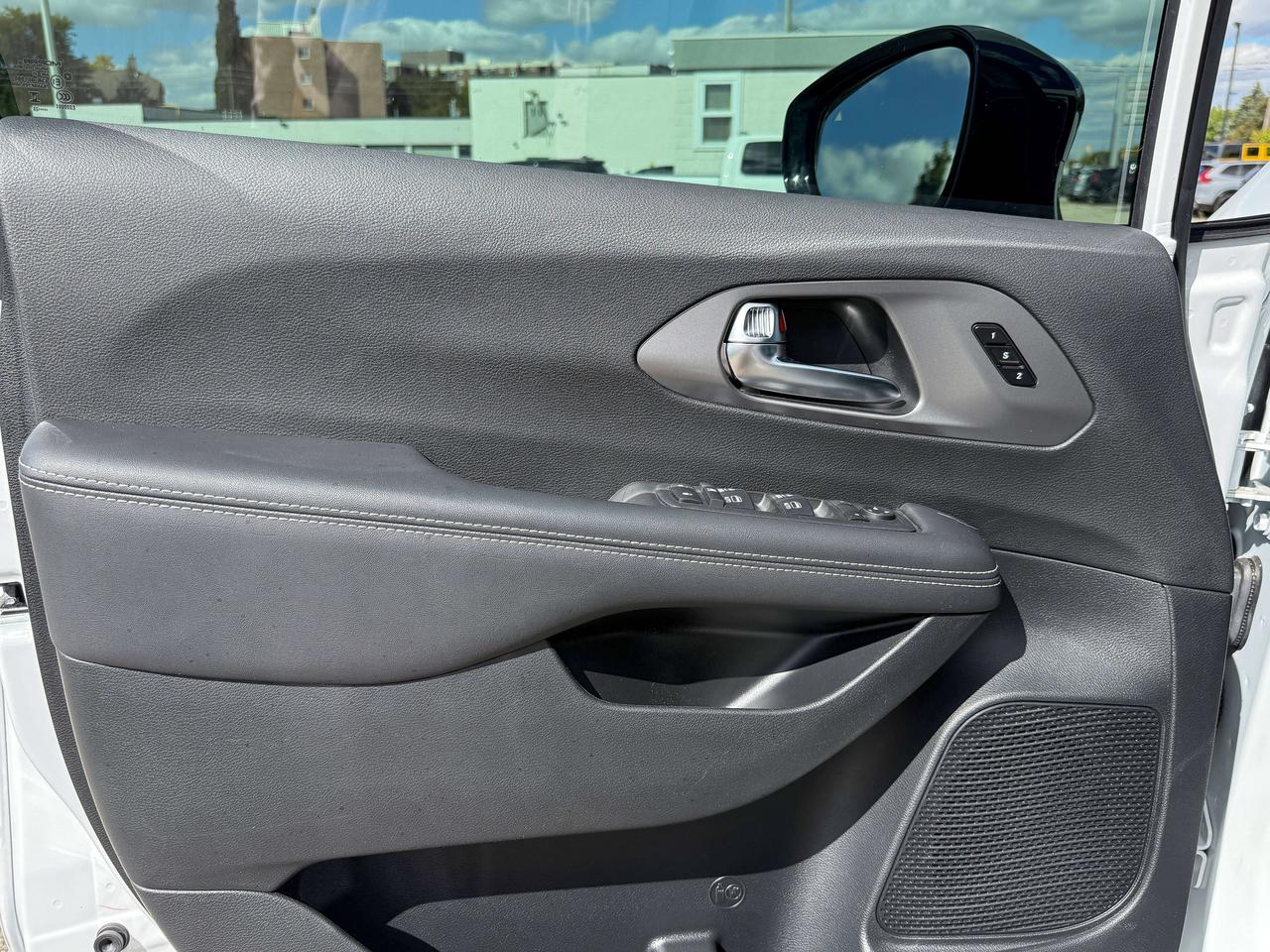 2025 Chrysler Pacifica Select | NAVIGATION | BACKUP CAMERA | REMOTE START Photo
