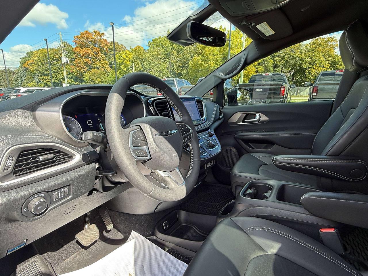 2025 Chrysler Pacifica Select | NAVIGATION | BACKUP CAMERA | REMOTE START Photo