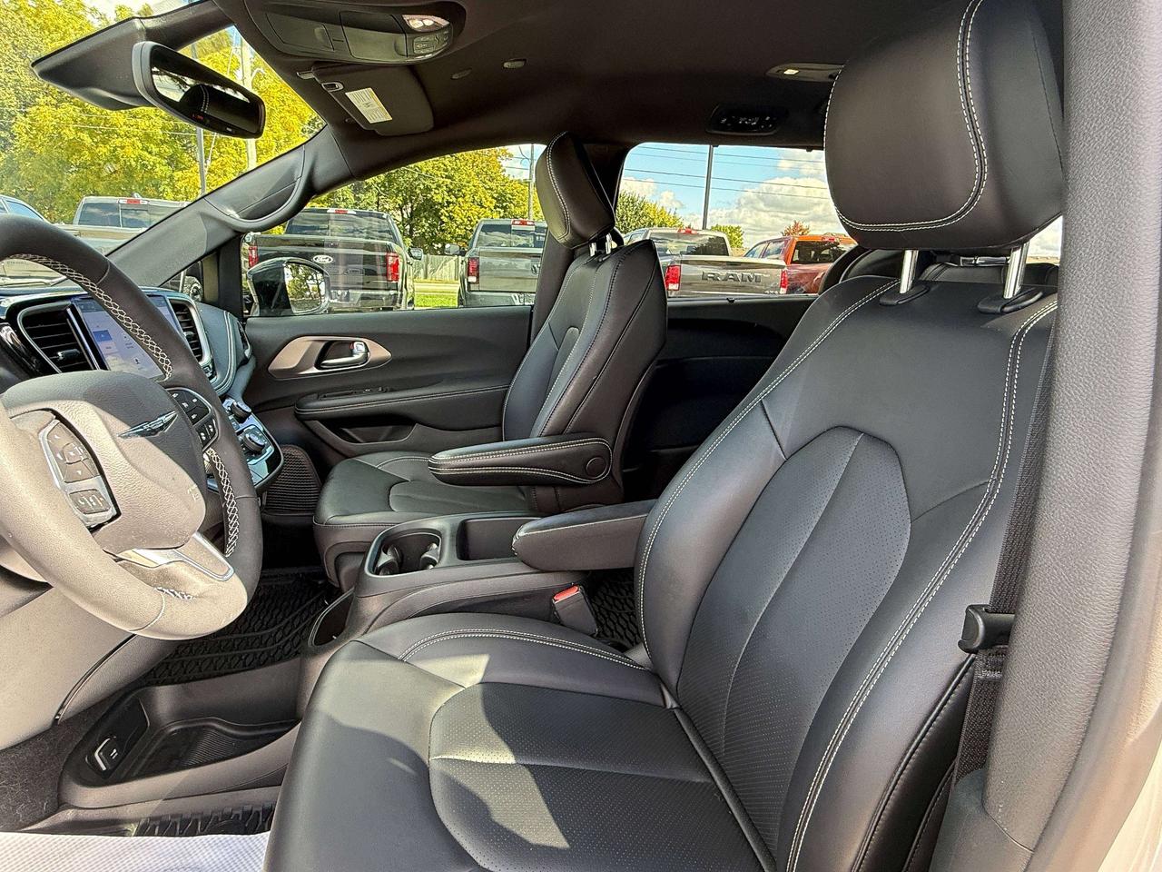 2025 Chrysler Pacifica Select | NAVIGATION | BACKUP CAMERA | REMOTE START Photo