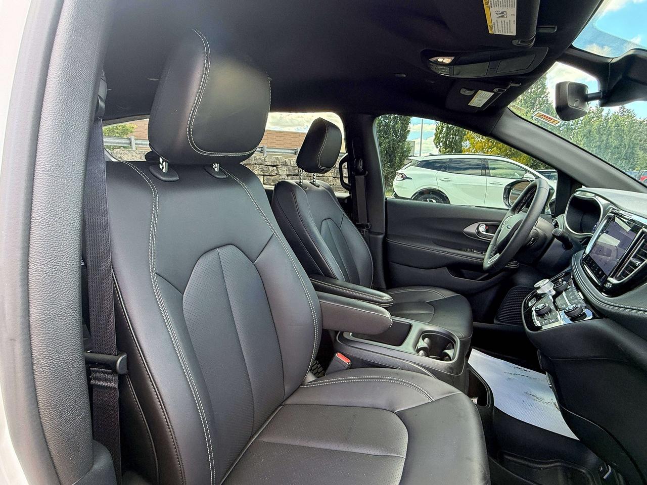 2025 Chrysler Pacifica Select | NAVIGATION | BACKUP CAMERA | REMOTE START Photo