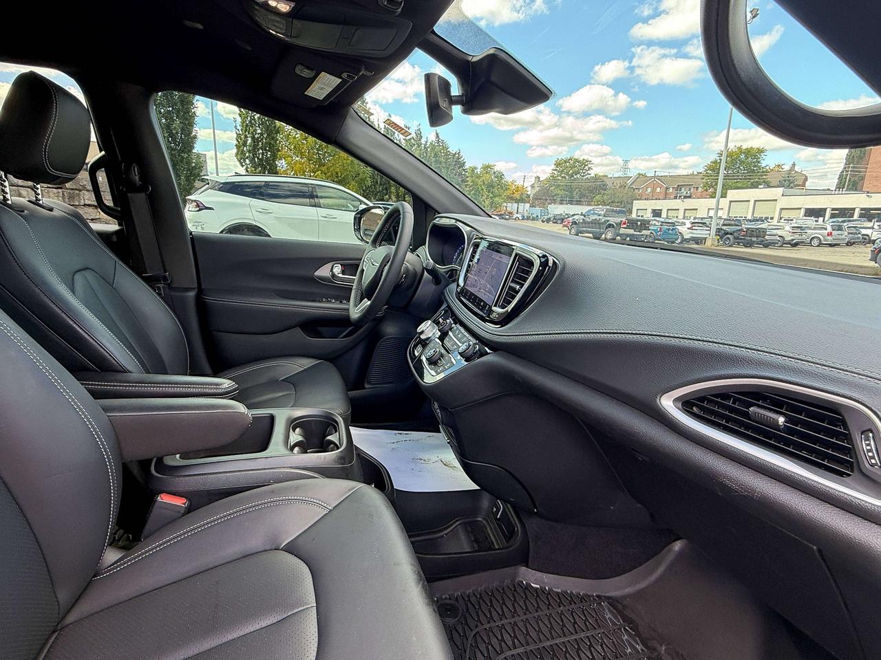 2025 Chrysler Pacifica Select | NAVIGATION | BACKUP CAMERA | REMOTE START Photo