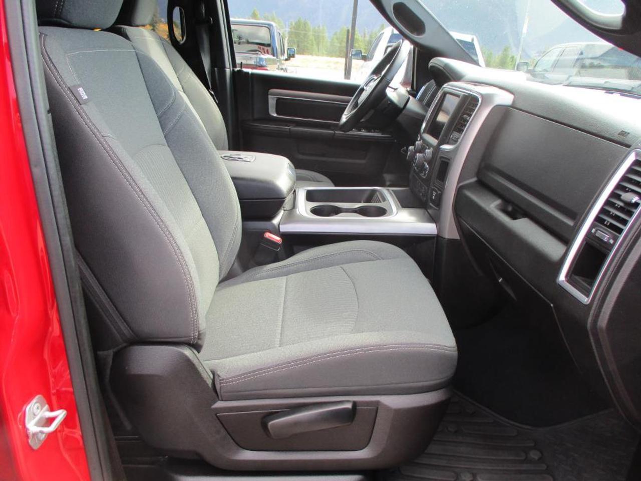 2022 RAM 1500 Classic WARLOCK CREW 4X4 Photo