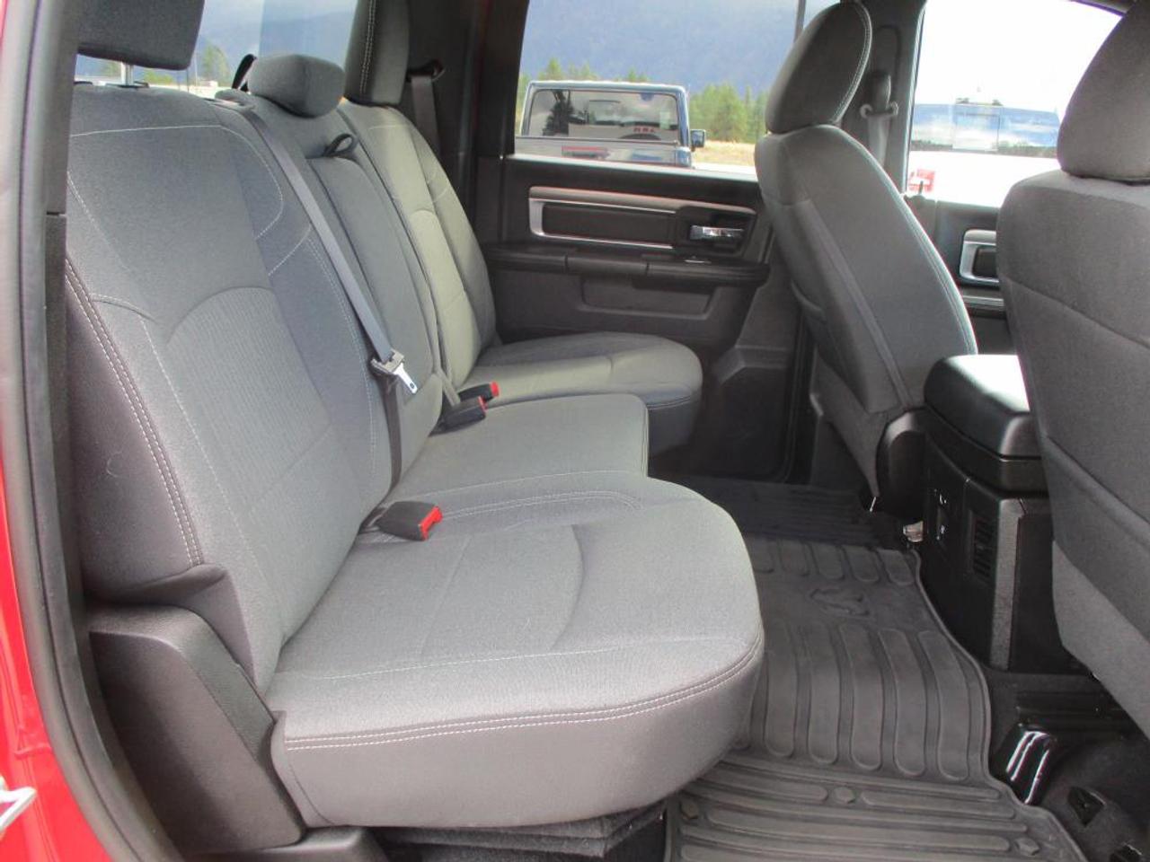 2022 RAM 1500 Classic WARLOCK CREW 4X4 - Photo #12